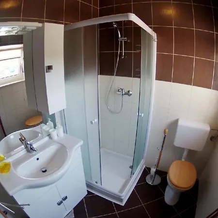 Appartement In Mit Grill, Garten Und Terrasse Rakalj